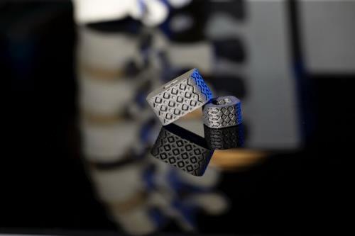 ایمپلنتی که وضعیت ستون فقرات را از درون بدن گزارش می کند